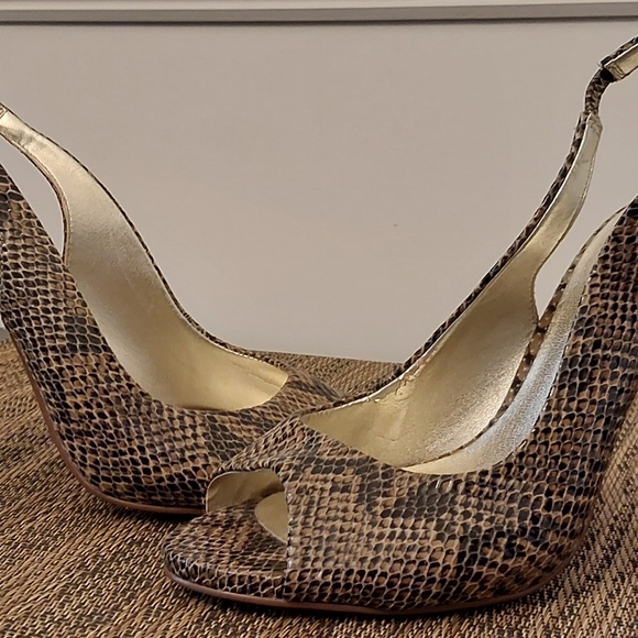 Size 6M Guess by Marciano Women's Shoes/Heels, Gold Snakeskin - Picture 7 of 7